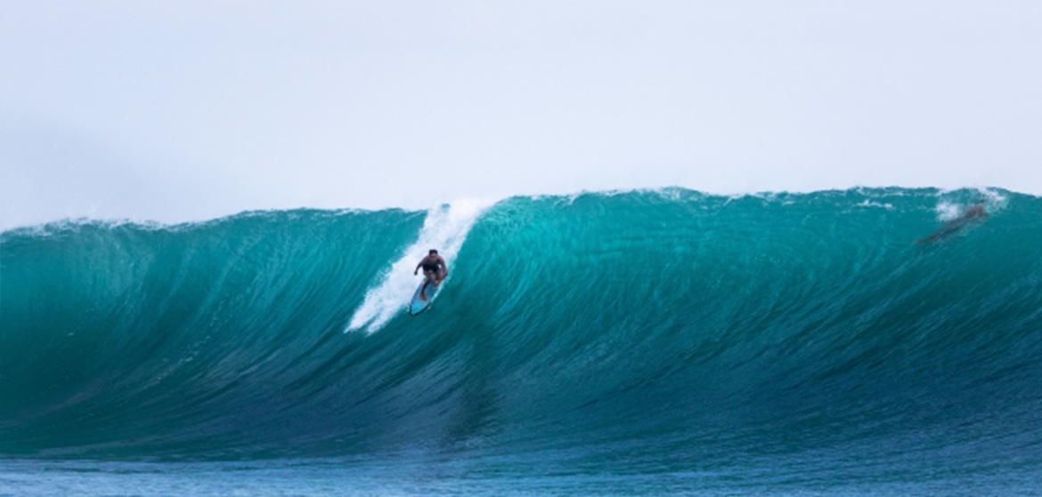 Ce Surfeur Hawaïen A Pris La Plus Grosse Vague De La Décennie à Kandui