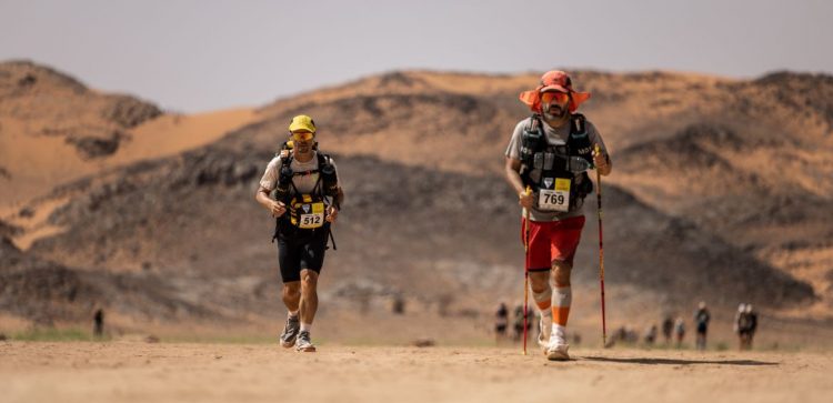 Marathon des Sables : voici ce qu'il y a dans le sac d'un coureur pour  cette course de 250 km en autonomie à travers le désert (VIDÉO) - La DH/Les  Sports+