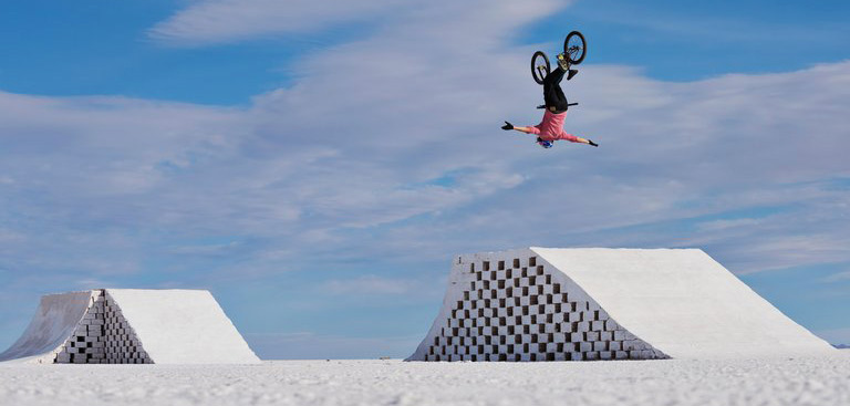 Daniel Dhers ride sur des rampes fabriquées à base de sel