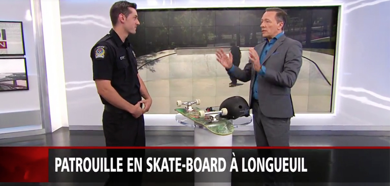 Au Québec, Un Policier Patrouille En Skateboard