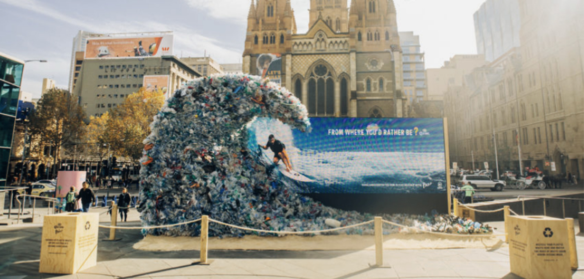 SodaStream lance la branche britannique de sa campagne environnementale  avec une équipe de collecteurs de déchets dans le centre de Londres pour  sensibiliser la population à la quantité de bouteilles en plastique